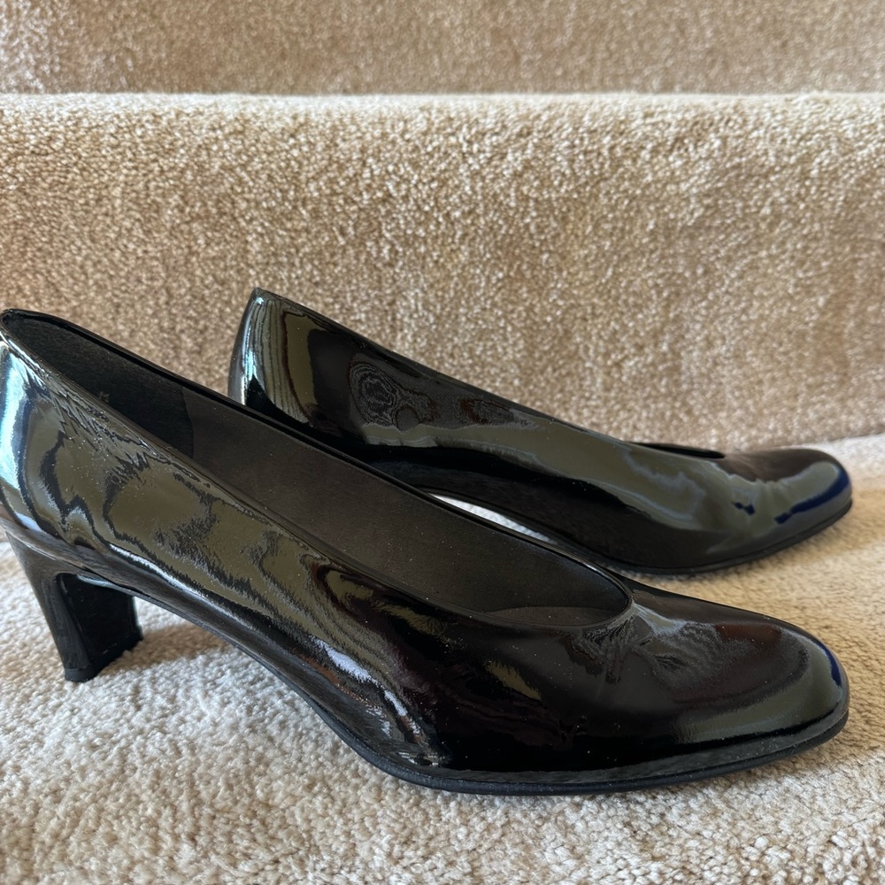 Stuart Weitzman Black Patent Leather  Chicpump Pump size 9.5M
